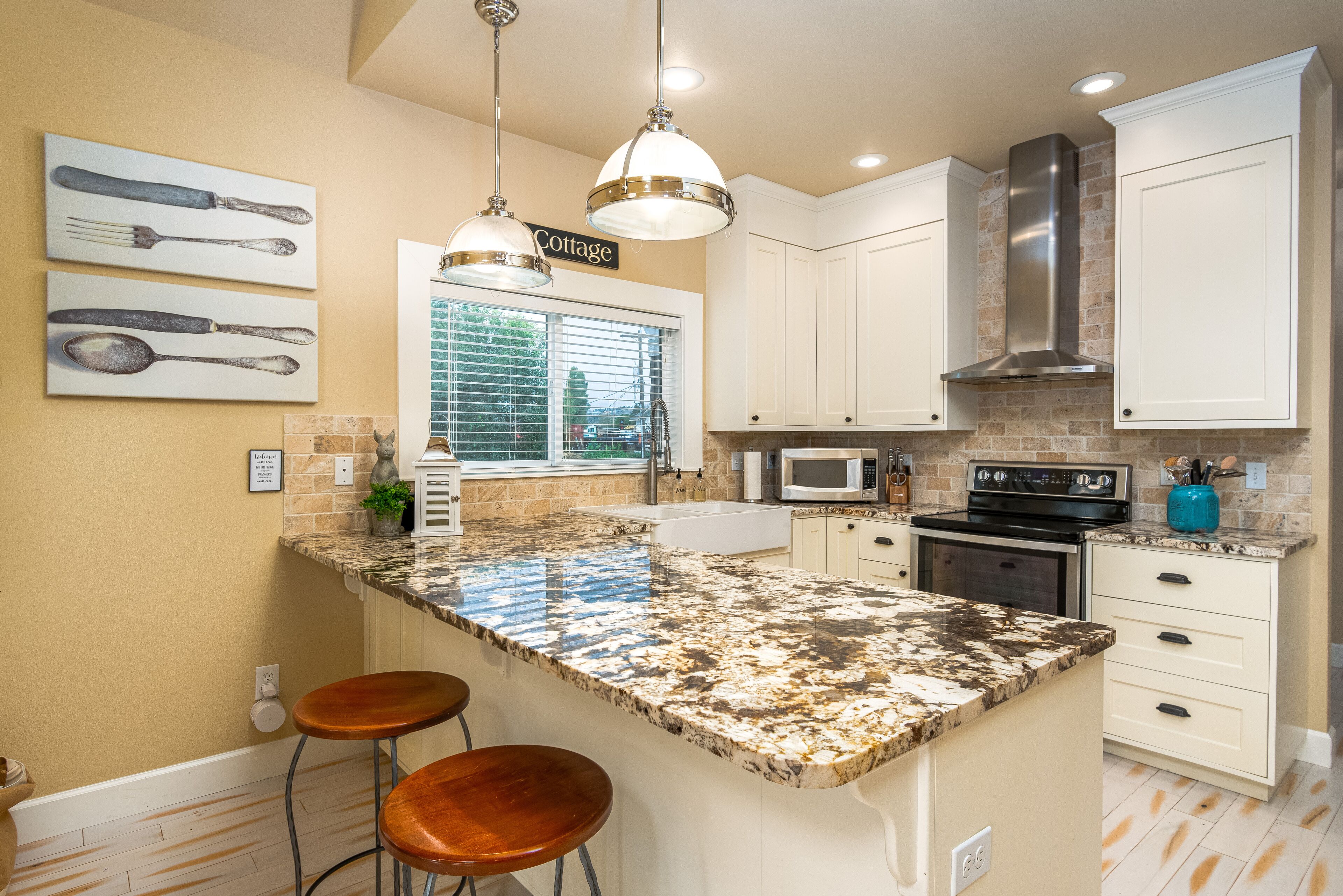 3 Bedroom, 3 1/3 Bath Chelan home with private cocktail pool/hot tub, blocks from downtown!