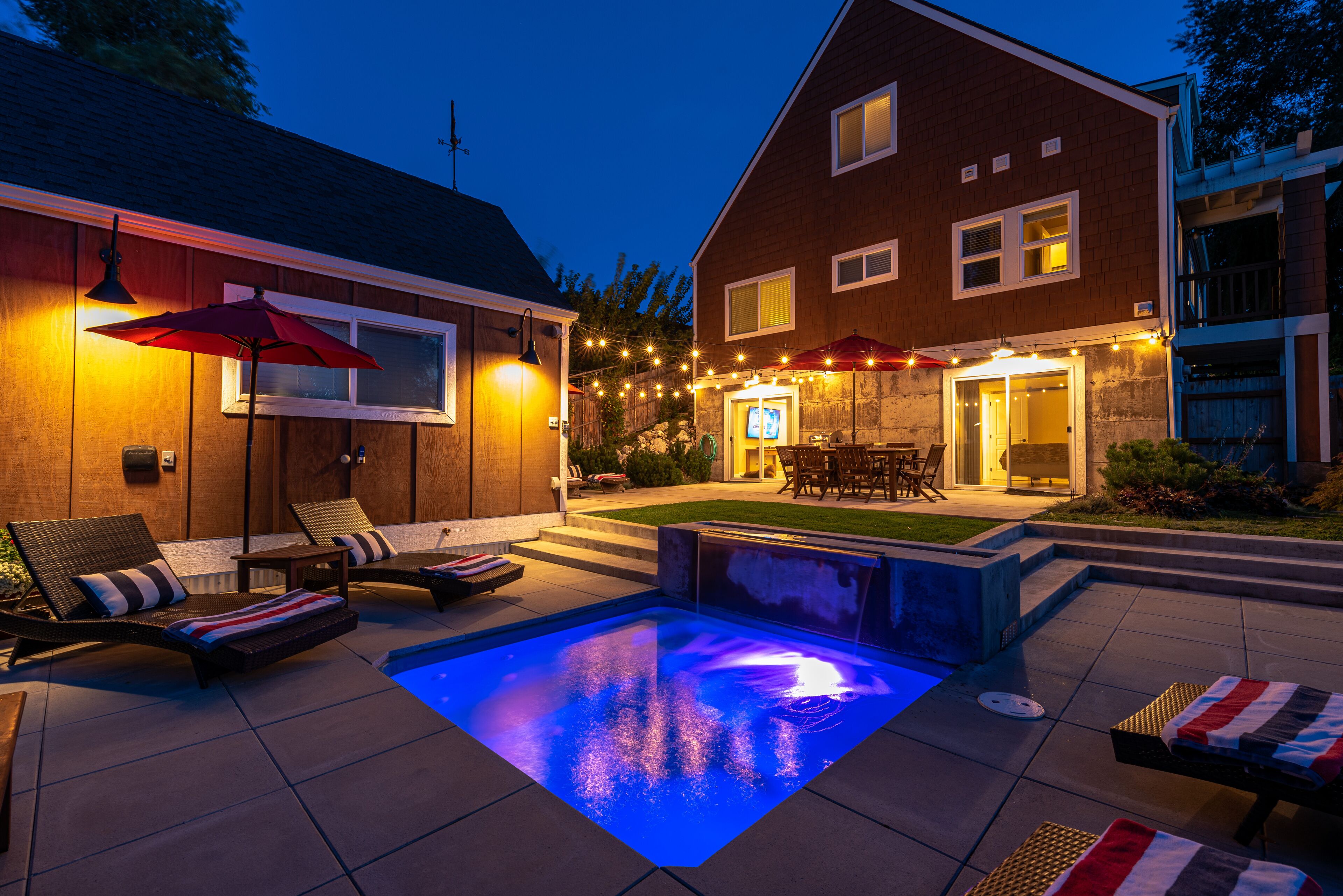 3 Bedroom, 3 1/3 Bath Chelan home with private cocktail pool/hot tub, blocks from downtown!