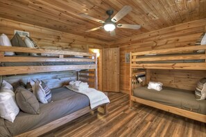 3 bedrooms, iron/ironing board, Internet, bed sheets