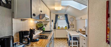 冷蔵庫、電子レンジ、オーブン、コンロ