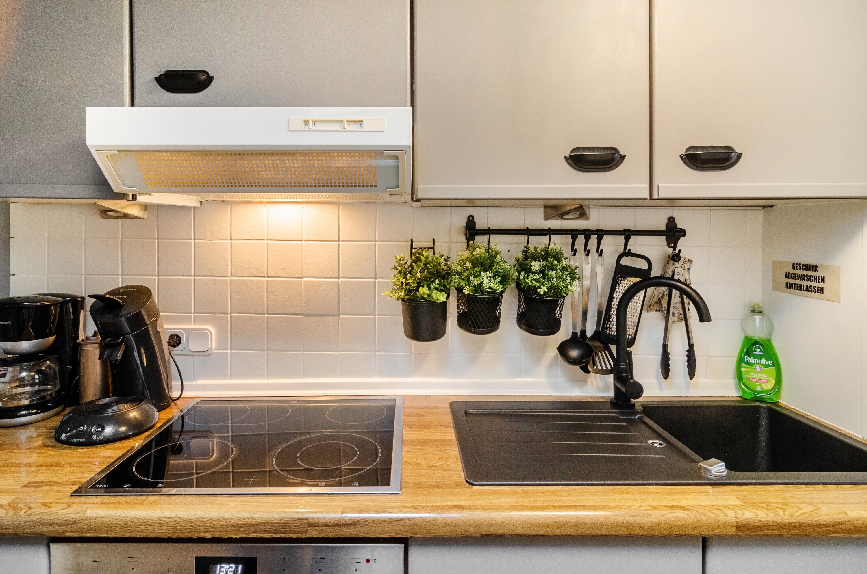 Een koelkast, een magnetron, een oven, een kookplaat