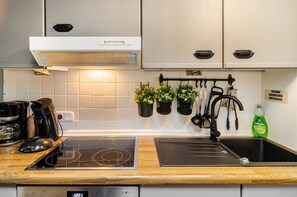 冷蔵庫、電子レンジ、オーブン、コンロ