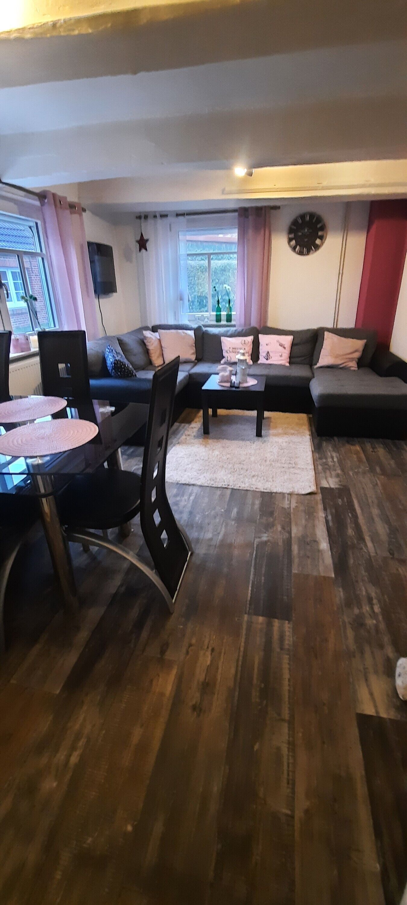 Een televisie, een open haard en een stereo