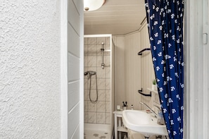 Douche, sèche-cheveux, serviettes fournies