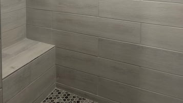 Douche, sĂšche-cheveux, serviettes fournies, savon