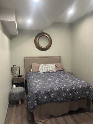 2 bedrooms, free WiFi, bed sheets - Ski, golf, hike or bike right outside your door if you like! (Kimberley)