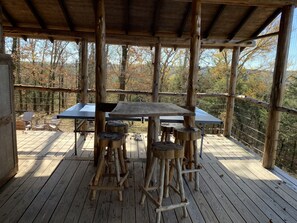 Outdoor dining - Rustic log cabin in the hills of Arkansas! (Gillham)