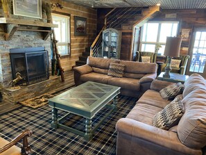 Smart TV, fireplace, DVD player, table tennis - Rustic log cabin in the hills of Arkansas! (Gillham)