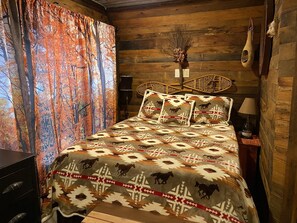Room - Rustic log cabin in the hills of Arkansas! (Gillham)