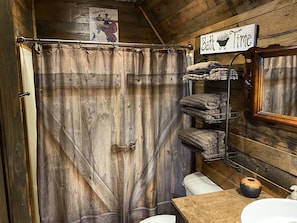 Ensemble baignoire-douche, séchoir à cheveux, serviettes fournies