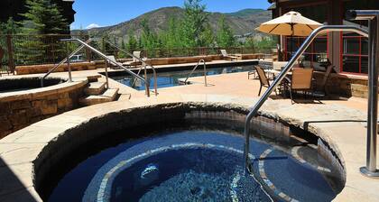 Air conditioning, outdoor pool and hot tubs!! Ski-in/out luxury condo.