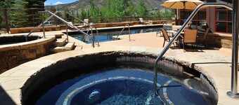 Air conditioning, outdoor pool and hot tubs!! Ski-in/out luxury condo.