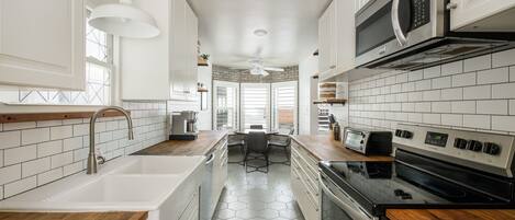 Jääkaappi, mikroaaltouuni, liesi, kahvin-/teenkeitin