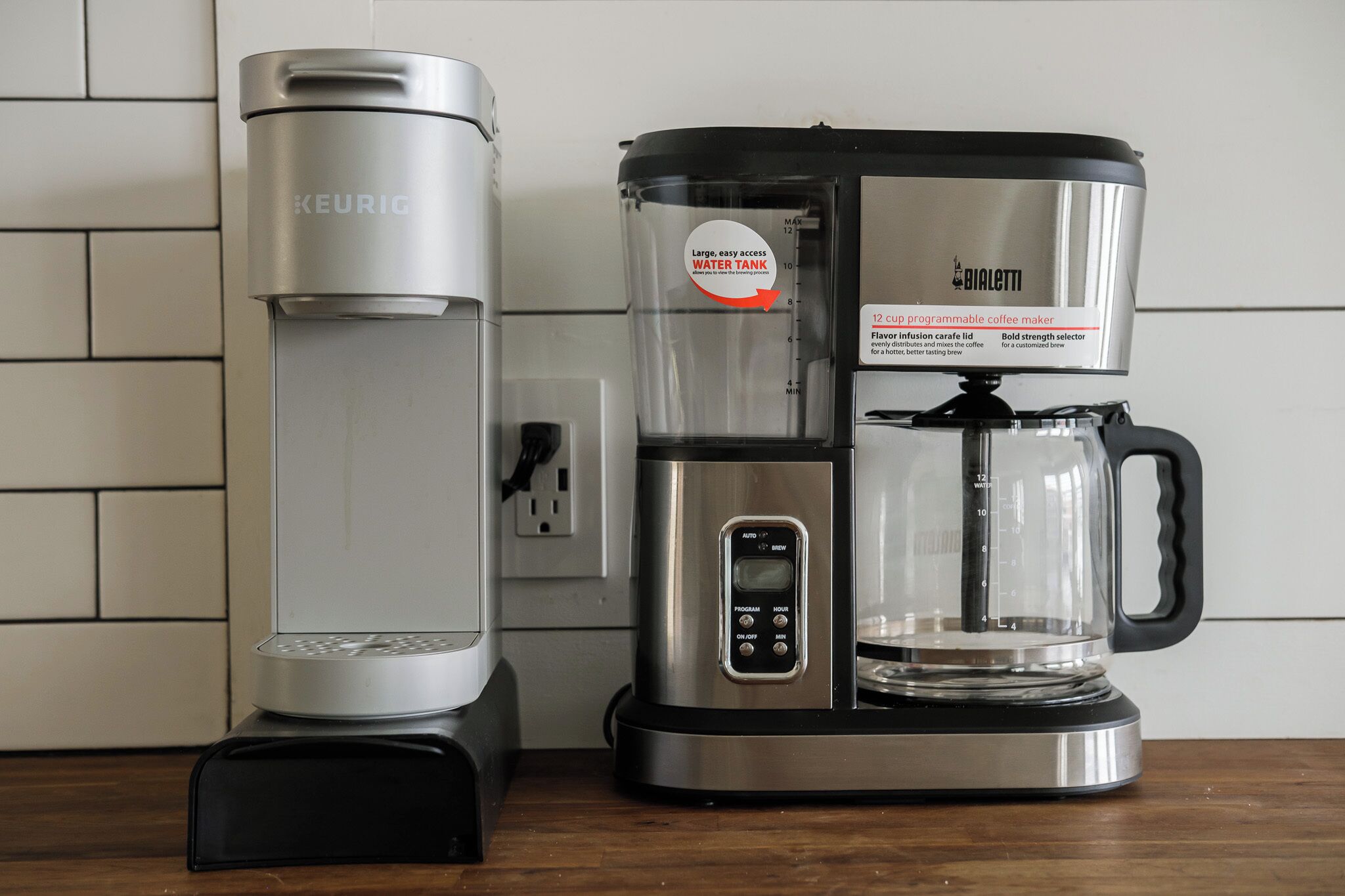 Eine Kaffeemaschine von Keurig und eine Espressokocher von Bialetti stehen auf einer Küchenarbeitsplatte.