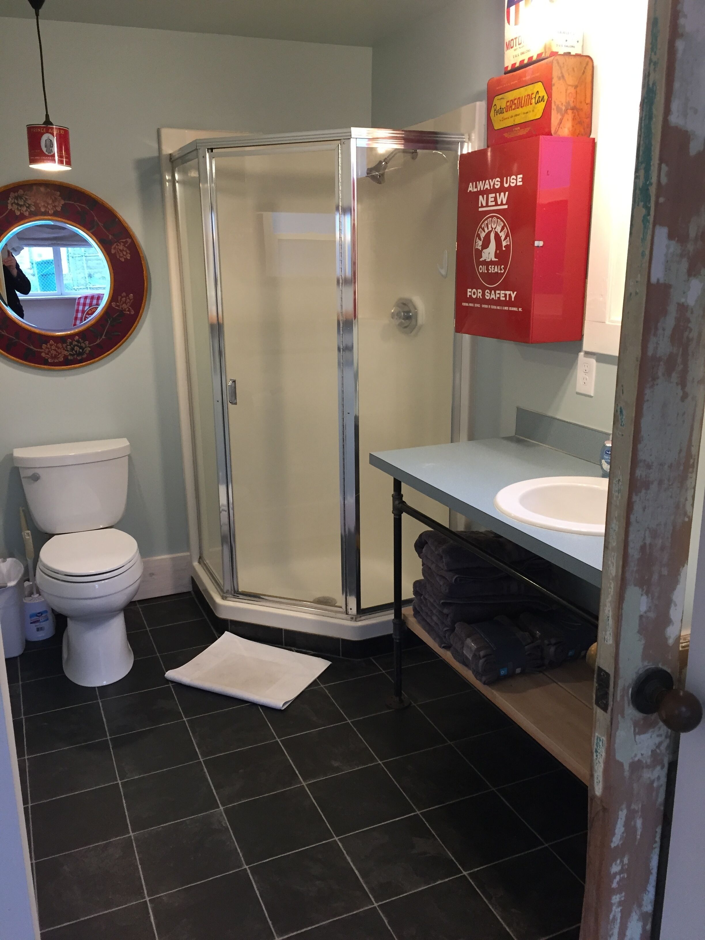 Cap Sante Two Story Eclectic Charmer, 4 blocks from Downtown and Marina