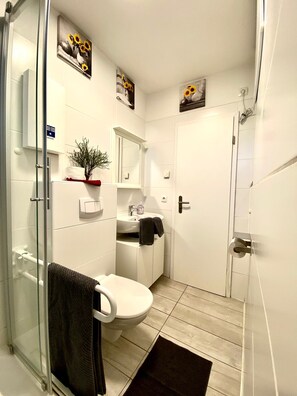 Shower, hair dryer, soap - Entire semi-detached house for vacation with child and dog (2 units in one) (Gartow)