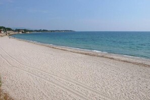 Beach nearby, sun-loungers, beach towels