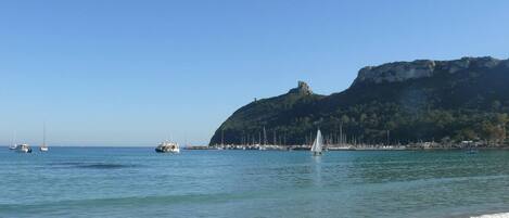 In Strandnähe, Liegestühle, Strandtücher
