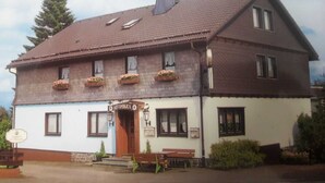 A two-story building with a sign reading 'ASTENBLICK.' - Apartment Winterberg 7 persons - Guesthouse Astenblick also for small groups (Winterberg)