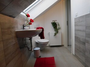 Shower, hair dryer, towels, toilet paper - Apartment Winterberg 7 persons - Guesthouse Astenblick also for small groups (Winterberg)