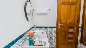 Shower, pancuran hujan, perlengkapan mandi gratis, dan pengering rambut