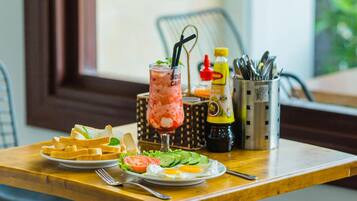 Lemari es di ruangan bersama dan ketel listrik