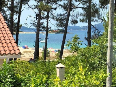 Casa soleada cerca del mar