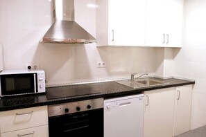 Réfrigérateur, four à micro-ondes, un four, surface de cuisson