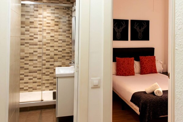 2 chambres, fer et planche à repasser, Wi-Fi gratuit, draps fournis