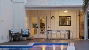 Pool - ⚓Bay Dreamin! Walk to the Beach, Pier, & Pine Ave! Heated Pool!⚓⛳🏖🌅 (Anna Maria)