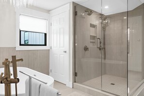 Douche, séchoir à cheveux, serviettes fournies