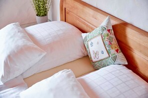 1 bedroom, desk, WiFi, bed sheets