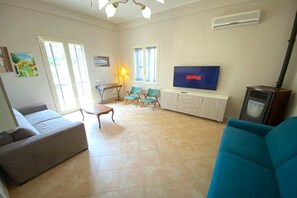 Televisor, reproductor de DVD, llibres i biblioteca musical 