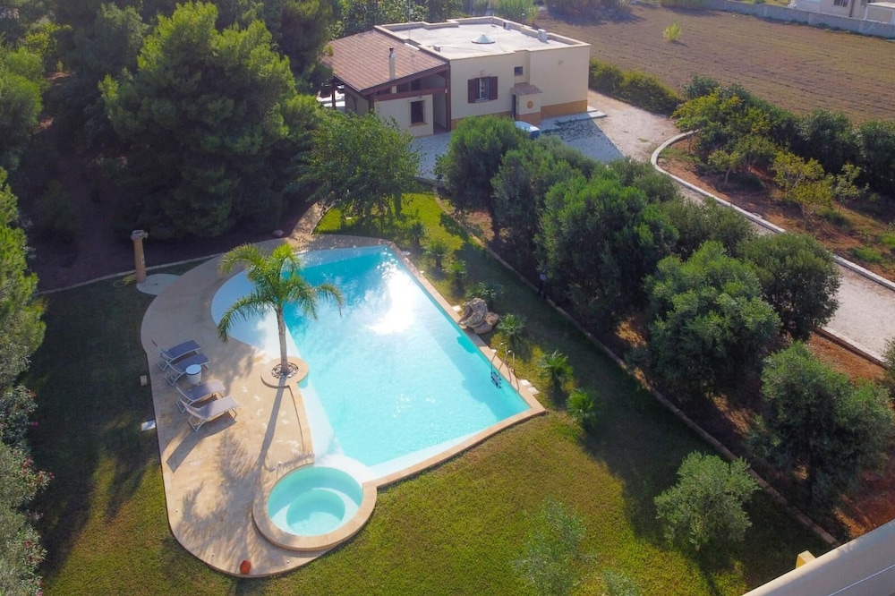 Villa Matilde, with swimming pool, whirlpool and pine forest, beach at 400m