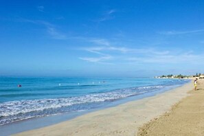 Plage, chaises longues, serviettes de plage