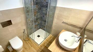 Dusche, Haartrockner, Bidet, Handtücher