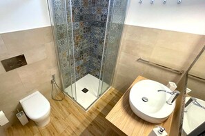 Douche, sèche-cheveux, bidet, serviettes fournies