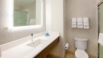 Amenidades de baño gratuitas, secadora de cabello, toallas