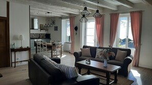 Televisión, chimenea, libros y estéreo 