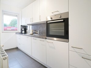 Kühlschrank, Mikrowelle, Ofen, Geschirrspüler