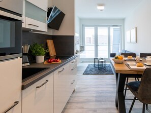 Kjøleskap, mikrobølgeovn, ovn og oppvaskmaskin