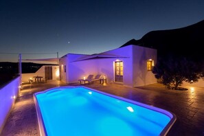 Piscine extérieure, chaises longues