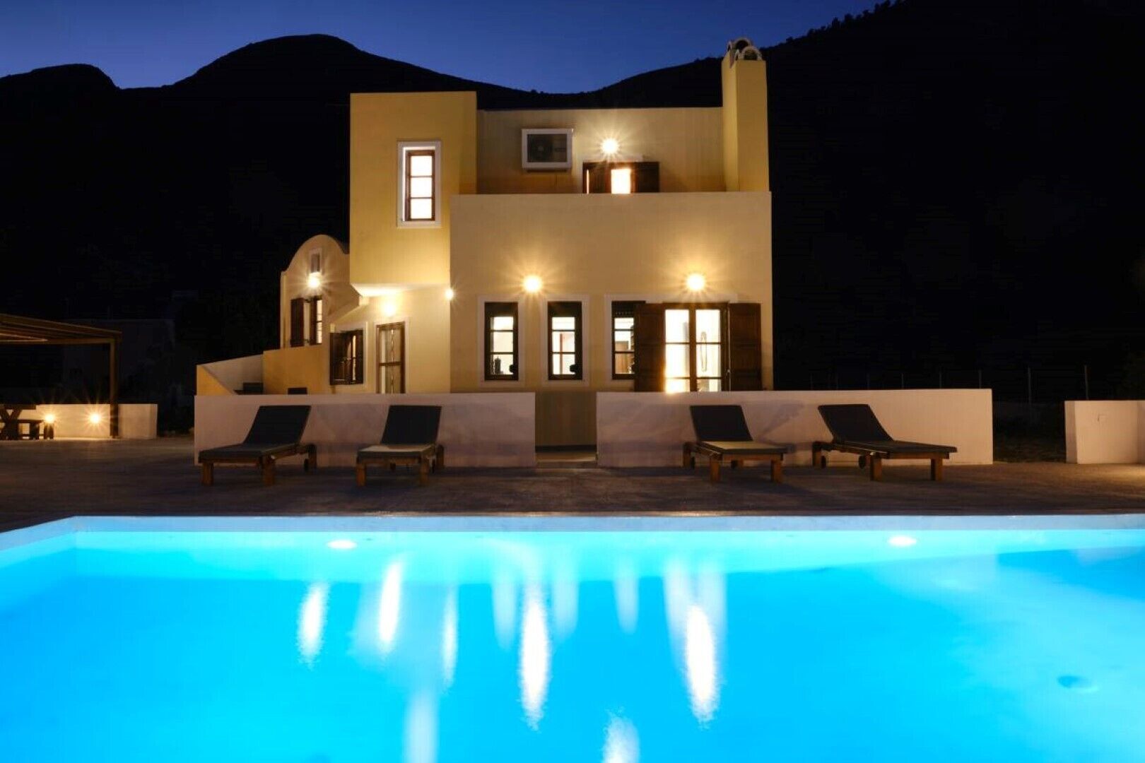 Piscine extérieure, chaises longues