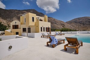Alberca al aire libre y camastros 