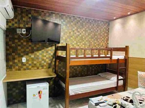 Family Quadruple Room, 1 Bedroom | Peralatan tempat tidur hipoalergenik, bar mini, meja 