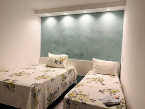 Ropa de cama hipoalergénica, minibar y escritorio 