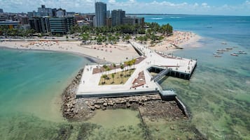 Playa en los alrededores y playa de arena blanca 