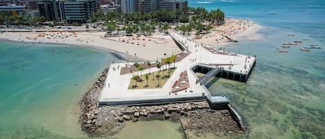 Vlak bij het strand, wit zand, 6 strandbars