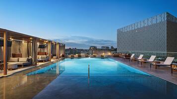 Ulkouima-allas avoinna 7.00–22.00, maksullisia cabañoita, aurinkovarjoja