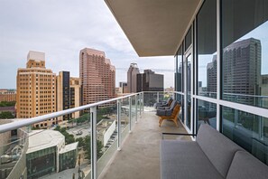 Egyptian cotton sheets, premium bedding, down duvets, minibar - Thompson San Antonio - Riverwalk, by Hyatt (San Antonio)